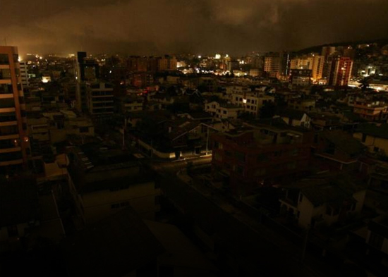 Ecuador suspende cortes de energía eléctrica por una semana, pero crisis continúa