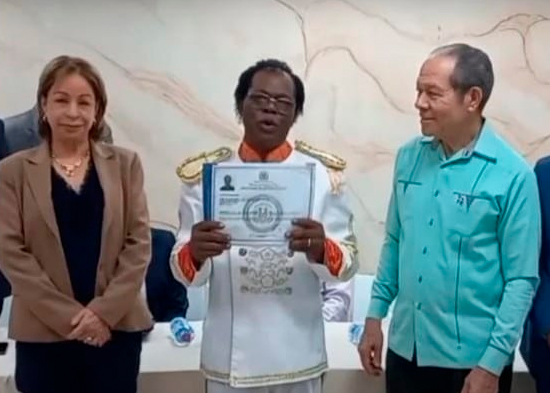 Félix Cumbé recibe ciudadanía tras 40 años residiendo en RD