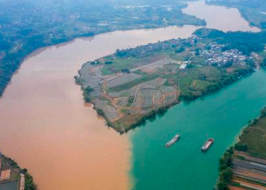 VIDEO: La fusión de dos ríos crea una curiosa 'frontera bicolor' al sur de China