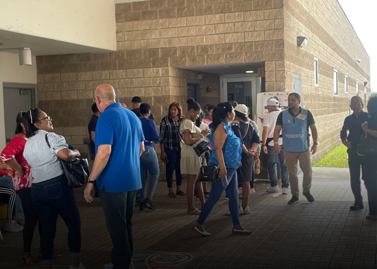 En Miami dominicanos acudieron a las urnas a votar por sus candidatos de preferencias
