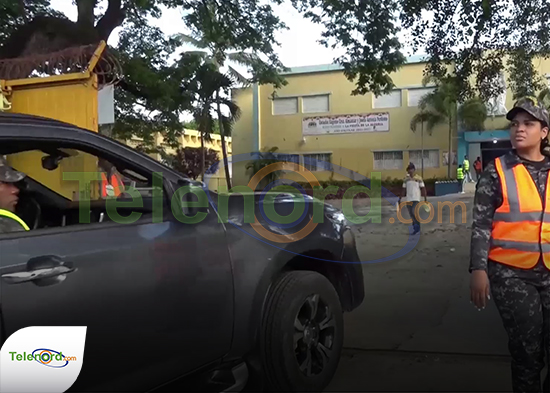 Policía Electoral mantiene vigilancia para evitar aglomeraciones en escuela Josefa Perdomo SFM