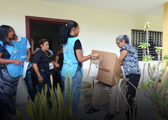 JCE implementa el “Voto en Casa”; 98 personas se inscribieron para votar desde sus hogares