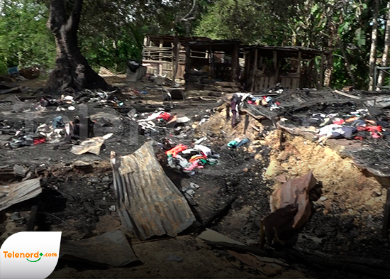Voraz incendio arrasa con dos viviendas en Las Guazumas; investigan posible cortocircuito