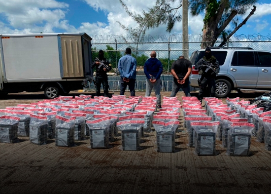 Detienen lancha con 590 paquetes de presumiblemente cocaína; arrestan a tres