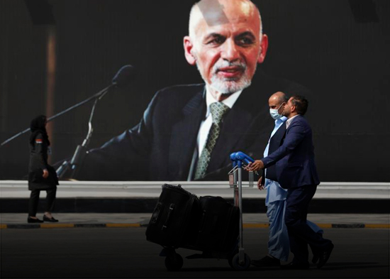 Expresidente afgano defiende su huída en la toma de Kabul