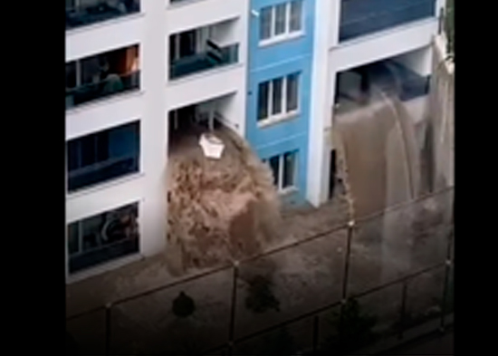 VIDEO: Cascadas de agua brotan de un edificio por inundaciones tras torrencial aguacero en Turquía