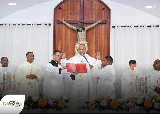 Nuevo sacerdote ordenado celebra su primera misa en Jaya SFM