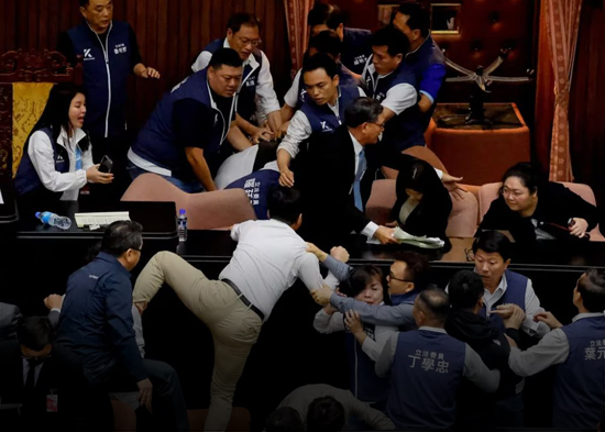 Diputados taiwaneses se van a las trompadas en plena sección