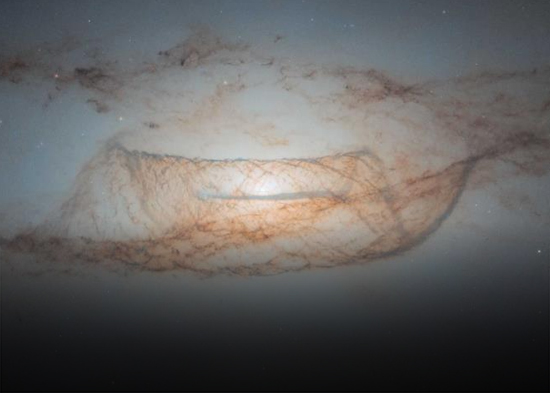 Hubble capta una galaxia polvorienta parecida a una telaraña