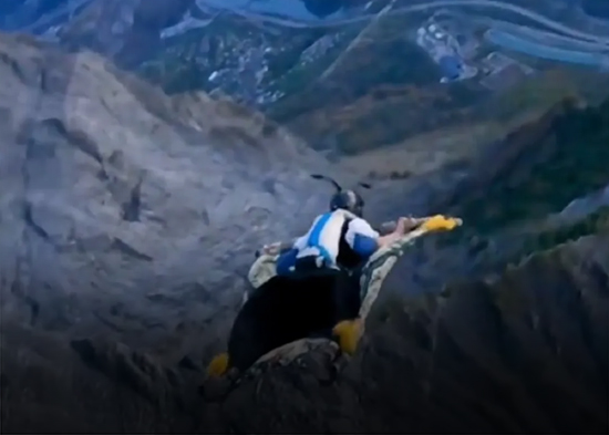 Un vuelo a lo Disney: entusiasta del salto base maneja una 'alfombra mágica' (VIDEO)