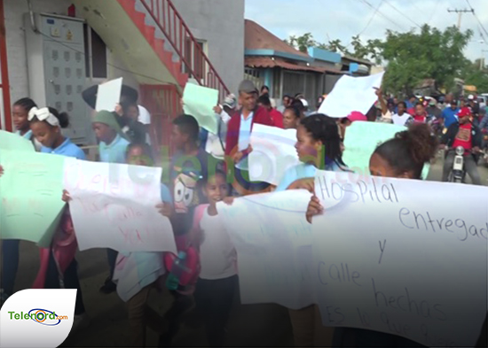 Comunidades de Las Guaranas protestan por arreglo de carretera