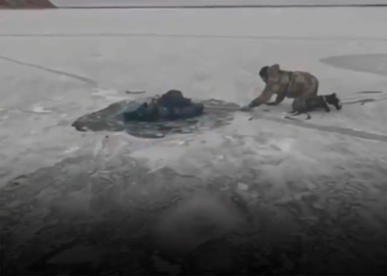 VIDEO: Pescadores rescatan a un hombre que cayó bajo el hielo