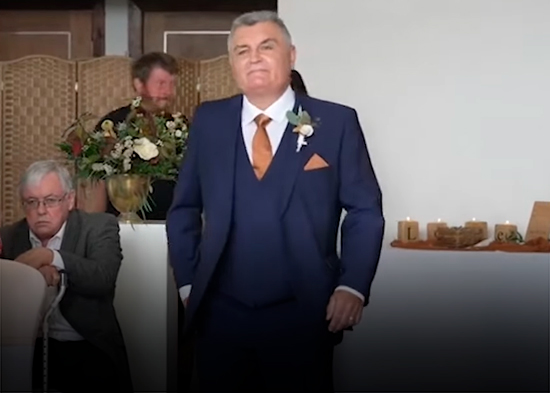 Padre de la novia va al altar durante la boda pero olvida algo muy importante (VIDEO)