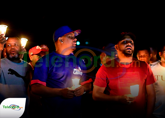 Cortan suministro de luz a play de softbol en SFM; deportistas encienden velas en protesta