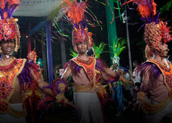 ¡La lluvia no para la fiesta! Pese a las intensas lluvias, comparsas continúan su recorrido en el Desfile Nacional de Carnaval
