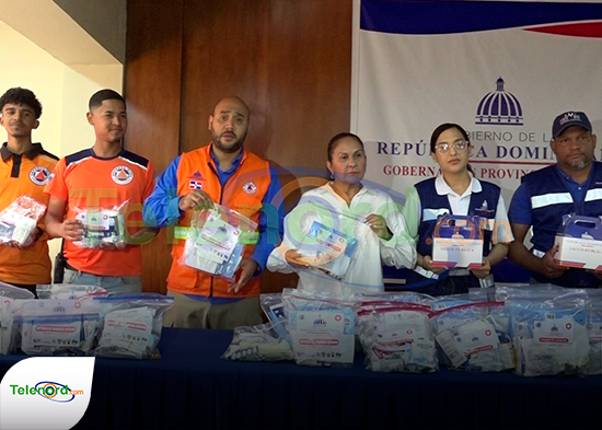 Gobernadora de Duarte entrega botiquines a defensa civil y salud pública en SFM
