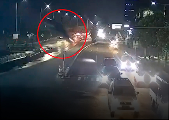 VIDEO: Sigue indicaciones de Google Maps y termina volando desde un puente
