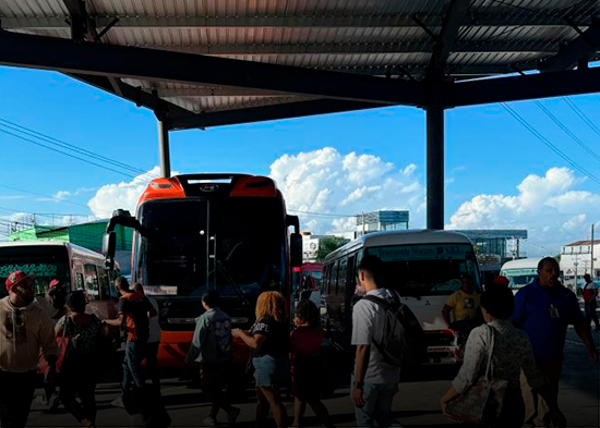 Maletas, mochilas y prisa: la ciudad empieza a sentirse vacía por asueto de la Semana Mayor