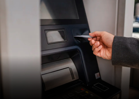 5 errores en cajeros automáticos que pueden inutilizar tu tarjeta de débito