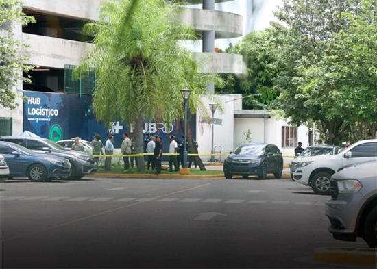 Hombre se lanza desde el cuarto piso del parqueo de Ágora Mall