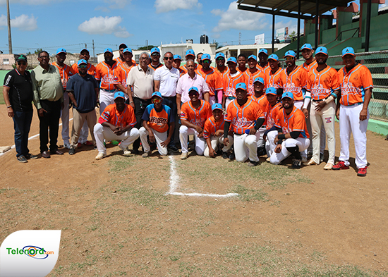 Los arroceros beisbol club en su día inaugural en San Francisco de Macorís
