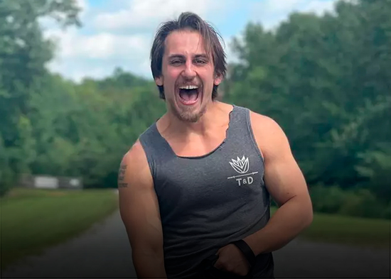 Actor Adam Turck muere tras intervenir en una pelea doméstica en Virginia