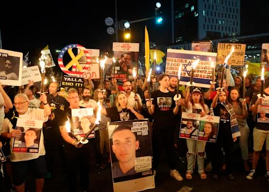 Familiares de rehenes de Gaza llaman a una huelga general en Israel, apoyada por la oposición