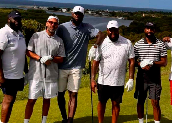Captan a LeBron James jugando golf en La Romana durante su visita al país