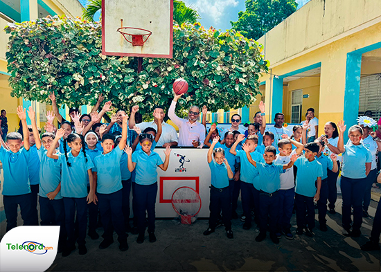 INEFI realiza entrega de tablero, aros y balón en Escuela Máxima Tavarez de SFM