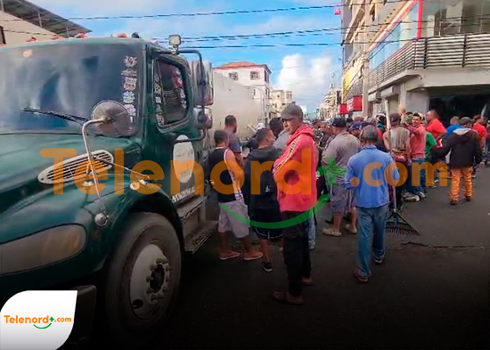 Joven sufre fuerte accidente y queda debajo de un camión de agua en SFM: se presume que era guardia
