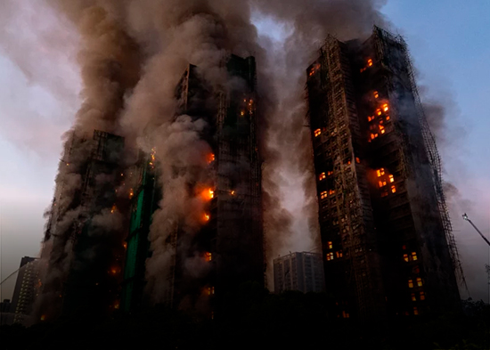 Al menos 4 muertos en un fuego en un complejo residencial de Hong Kong