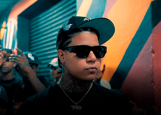 Donaty es bajado del escenario por la policía en plena presentación