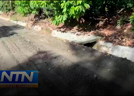 Residentes en la comunidad Naranjo Dulce arriba reparan la carretera, exigen al gobierno acelerar los trabajos
