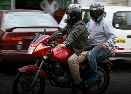 Perú prohíbe dos personas en una motocicleta