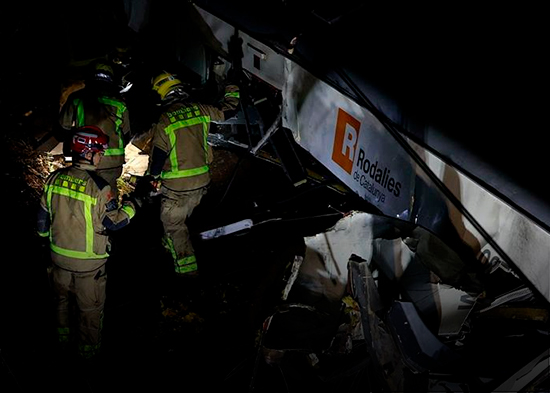 Un muerto y 37 heridos al chocar un tren con un muro caído a la vía en Barcelona