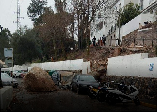 VIDEO: El impactante desprendimiento de una gigantesca roca arrasa una casa en España