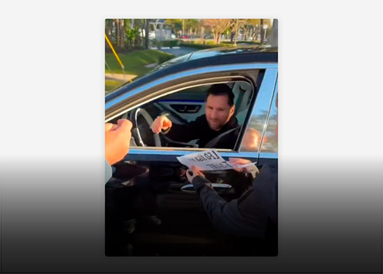 VIDEO: Hombre se encuentra a Messi en un semáforo y se pone a llorar