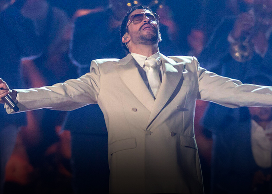 Un grafiti de Bad Bunny en el centro de Barcelona reivindica la paz frente a Trump