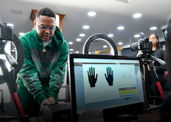 Santiago Matías, primer influencer en recibir nueva cédula; destaca seguridad del documento