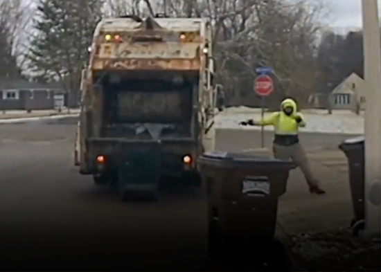 Recolector de basura halla a un criminal buscado por la Policía (VIDEO)