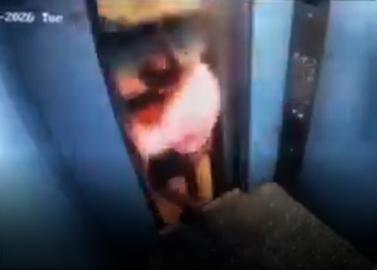 FUERTE VIDEO: Un hombre se salva por poco de morir aplastado por un ascensor