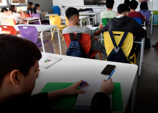 Ministerio de Educación propone normativa evite uso celulares en escuelas de RD