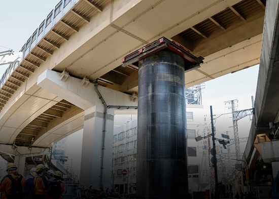 Tubería gigante emerge en mitad de una calle (FOTOS, VIDEOS)
