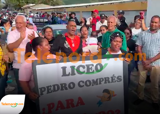 Padres cierran centro educativo Pedro Compres; condenan deterioro y falta de respuestas