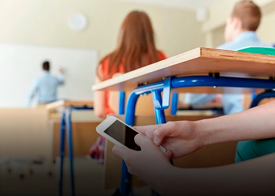 Celulares en las aulas son un reto que preocupa el sistema educativo