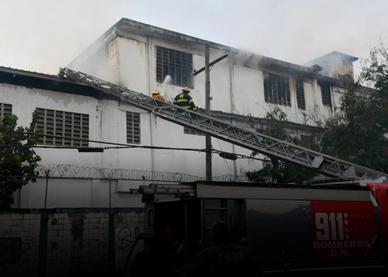 Bomberos tienen más de 10 horas combatiendo incendio en almacén de Banreservas