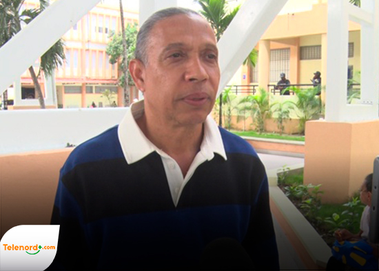 Alcalde de SFM garantiza reconstrucción de caseta y apoyo económico a mujer afectada