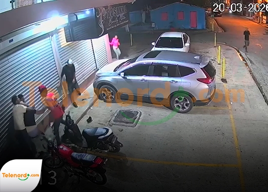 Cámaras de seguridad capta tremenda trifulca entre un grupo de jóvenes en SFM