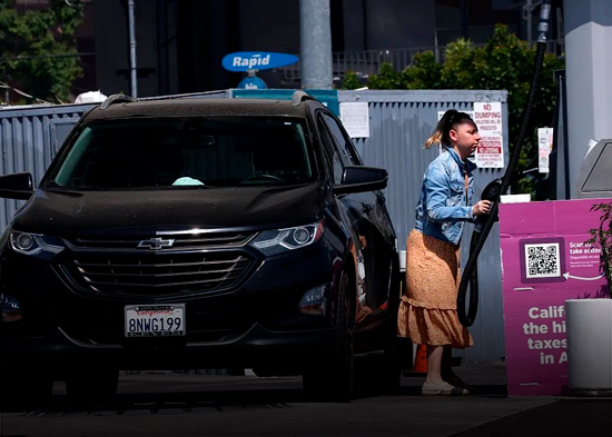 El precio de la gasolina en EE. UU. supera los 4 dólares por primera vez desde 2022