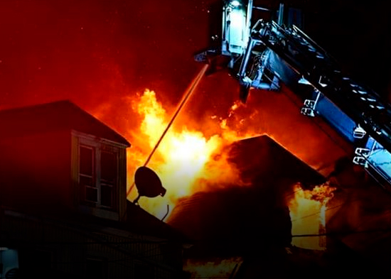 Acusado de provocar incendio en NY dijo que buscaba "desahogar su rabia" tras perder su empleo